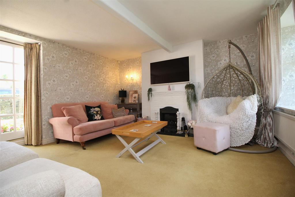 Living room 1.JPG