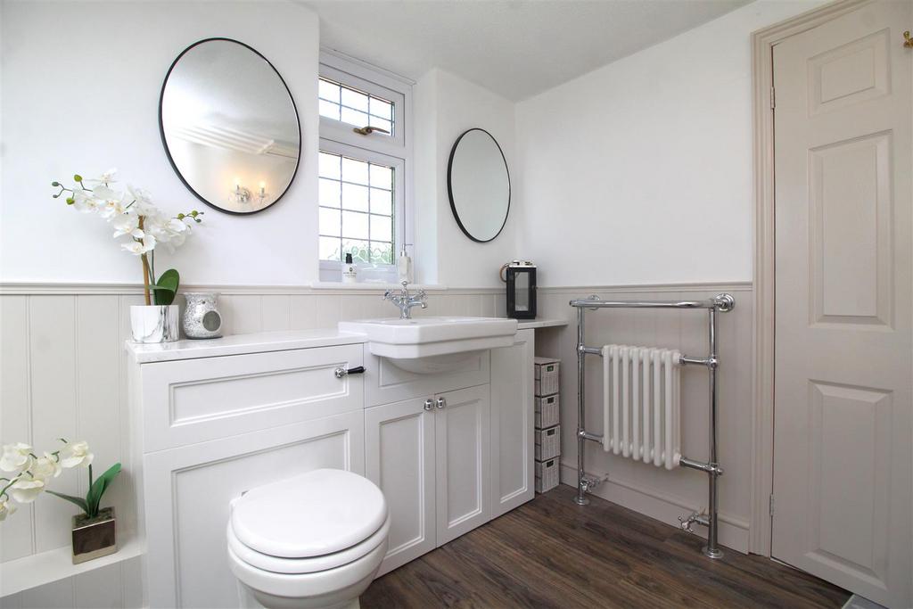 Bathroom 2 .JPG