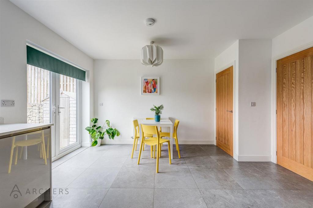 10a Fairbarn Road(Interior)-8.jpg