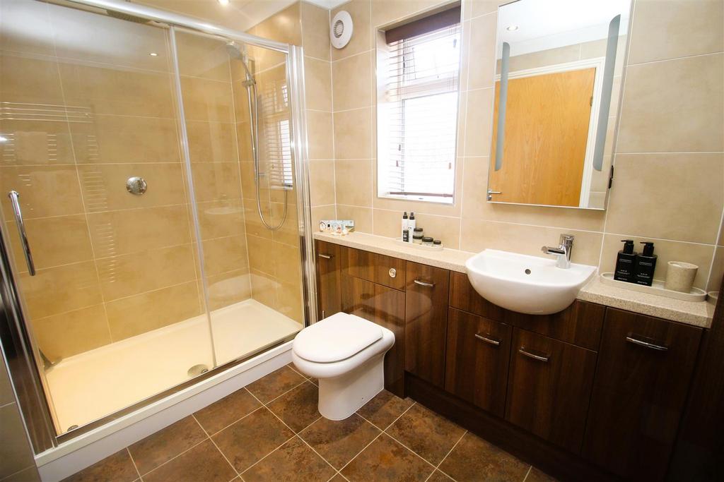 Bed 1 ensuite .JPG
