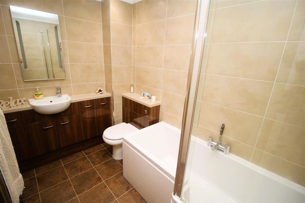 Bathroom 3 .JPG