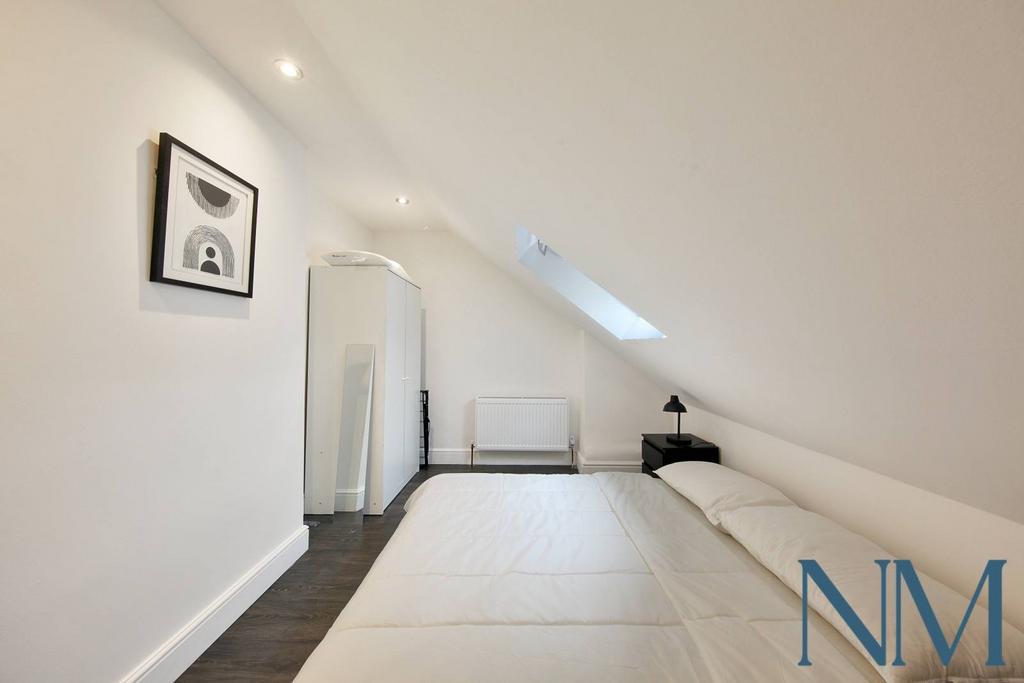 Modern 2-Bed Loft Apartment in Coulsdon   Near St