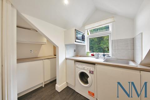 2 bedroom flat for sale, The Avenue, Coulsdon CR5