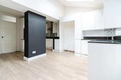 2 bedroom terraced house to rent, Cranfield Close, Greater Manchester M40