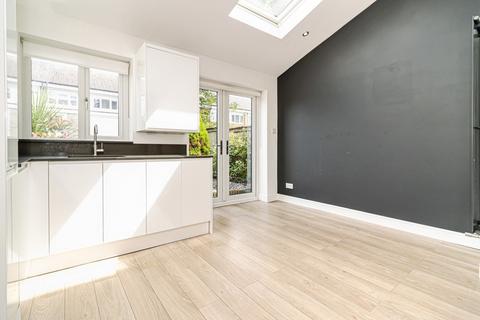 2 bedroom terraced house to rent, Cranfield Close, Greater Manchester M40