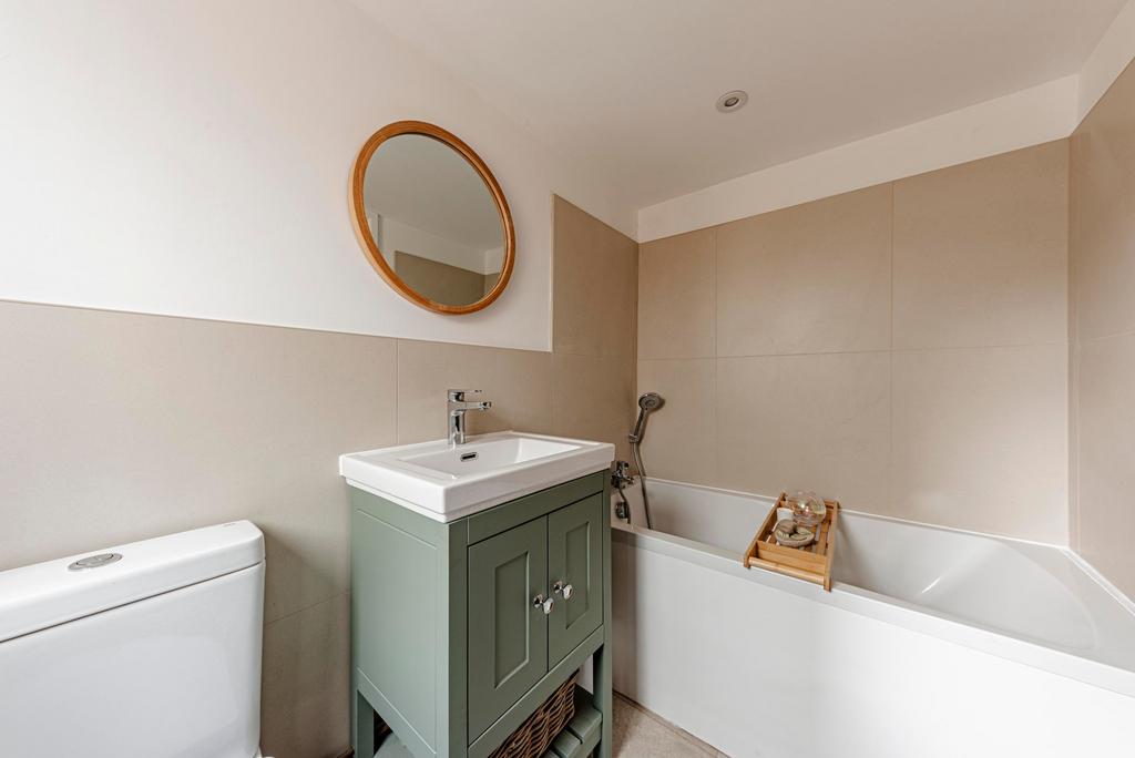 Bathroom W.C (1)