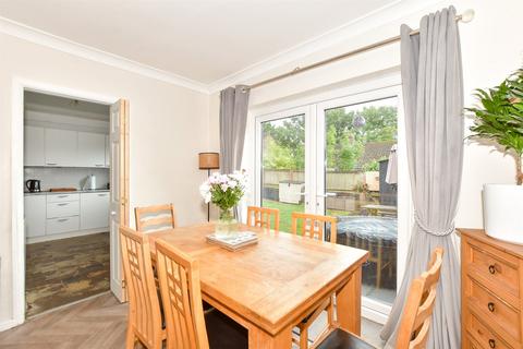 16 Brabner Close, Folkestone, CT19 6LW