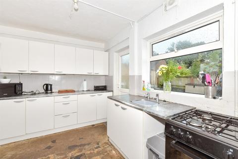 16 Brabner Close, Folkestone, CT19 6LW