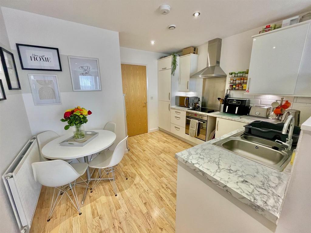 18 Lewis House Kitchen 2.jpg