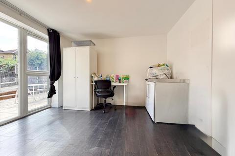 4 bedroom flat to rent, 1 Kingfield Street, London E14