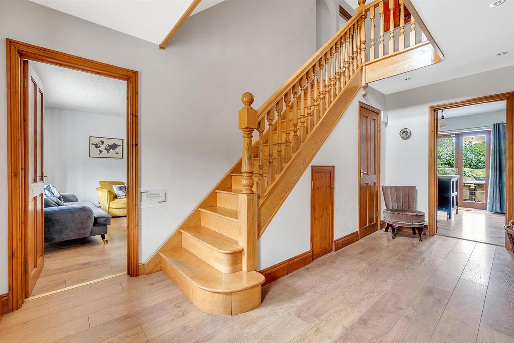 Hall way going up stairs