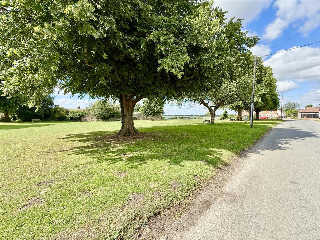 Stokesby village green