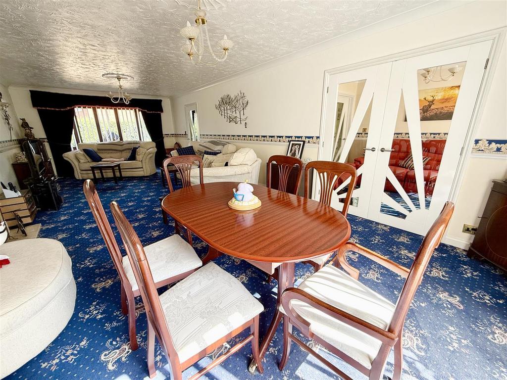 Lounge dining