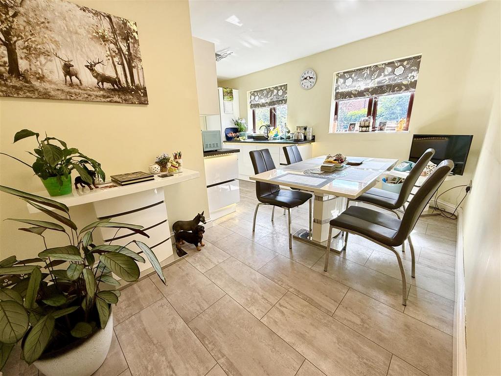 Kitchen dining