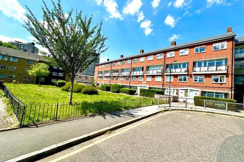 4 bedroom flat to rent, Olney Road, London SE17