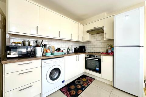 4 bedroom flat to rent, Olney Road, London SE17