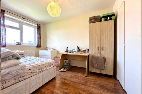 4 bedroom flat to rent, Olney Road, London SE17