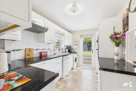 4 bedroom semi-detached house for sale, Mowbrays Road, Romford