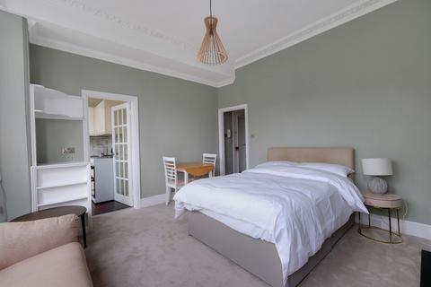 Studio to rent, Palace Gardens Terrace, W8