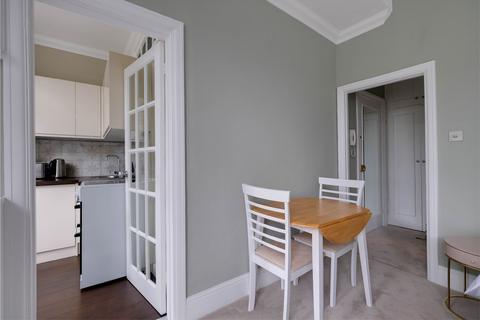 Studio to rent, Palace Gardens Terrace, W8