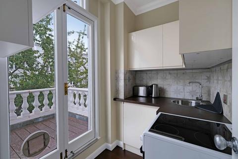 Studio to rent, Palace Gardens Terrace, W8