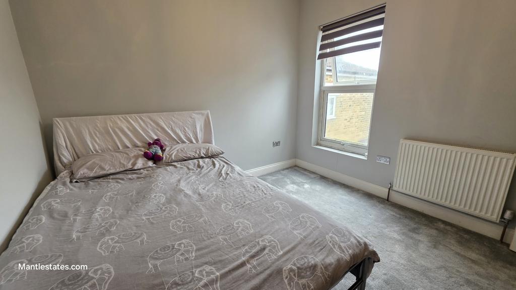 Middle bedroom