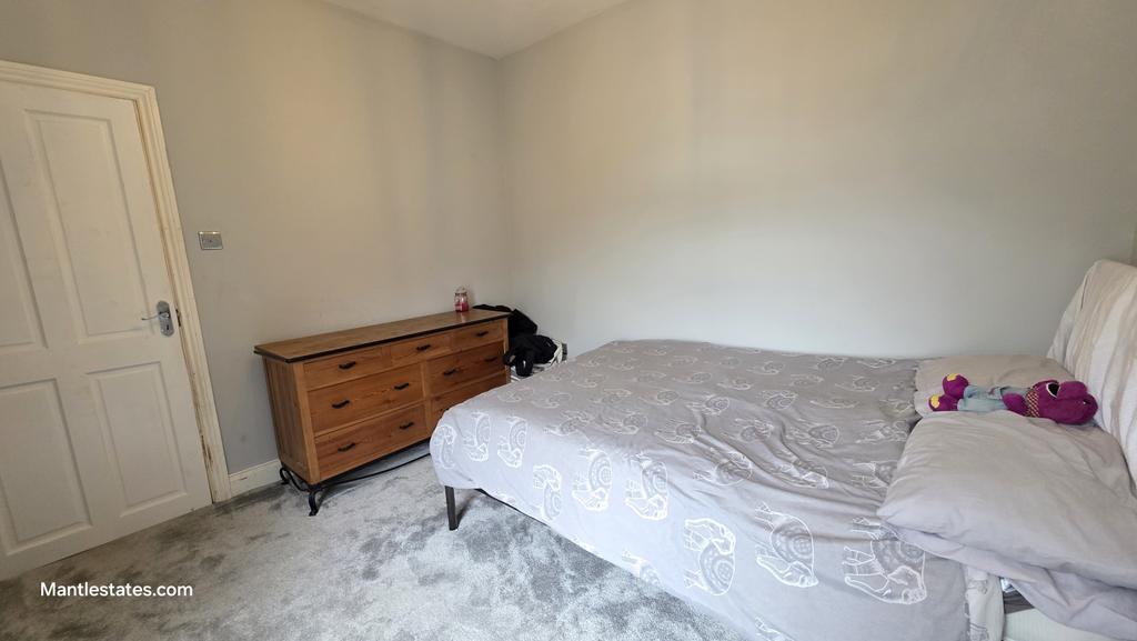 Middle bedroom