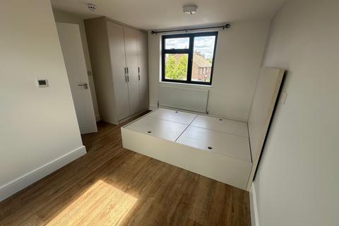 1 bedroom in a house share to rent, Pield Heath Road, Uxbridge UB8