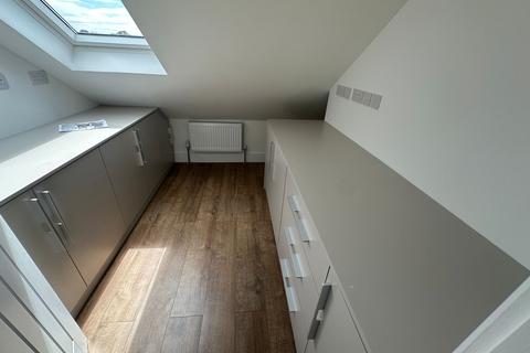 1 bedroom in a house share to rent, Pield Heath Road, Uxbridge UB8