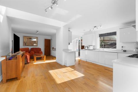 9 Brentside Close, London, W13 0BD
