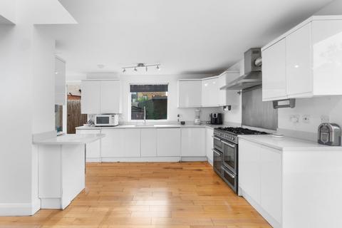 9 Brentside Close, London, W13 0BD