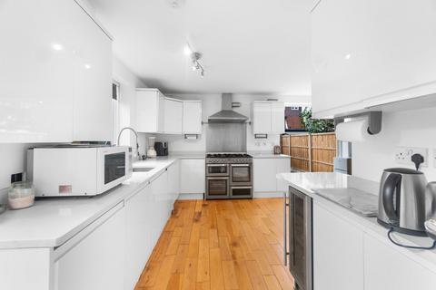 9 Brentside Close, London, W13 0BD