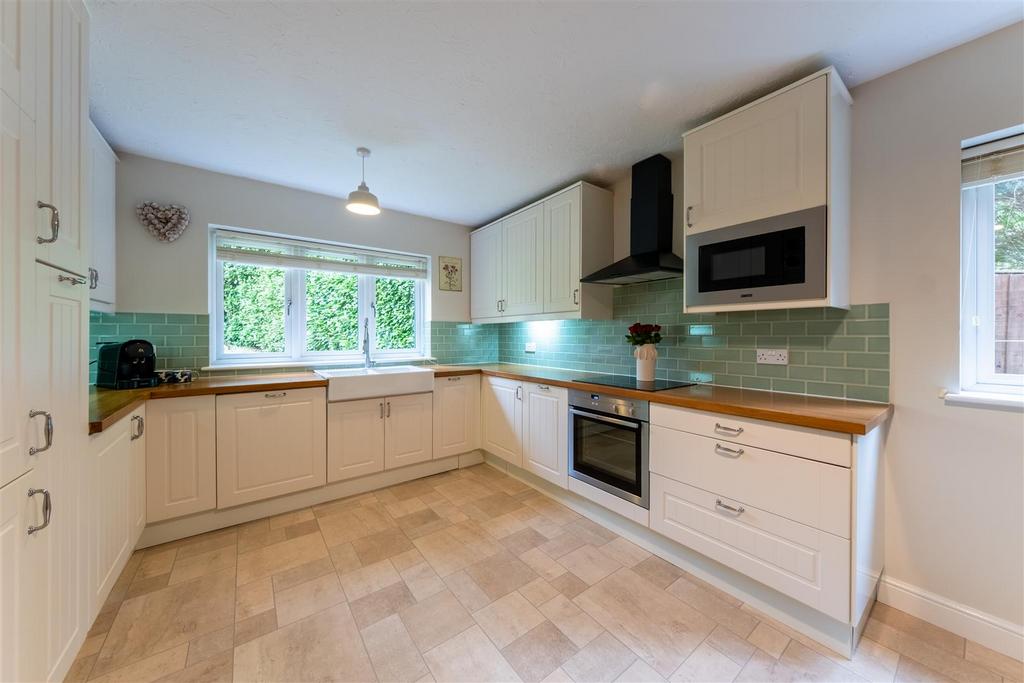 17 Woodham Close-002.jpg