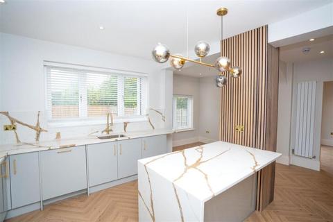 5 bedroom semi-detached house to rent, Roxborogh Avenue, Greater London TW7
