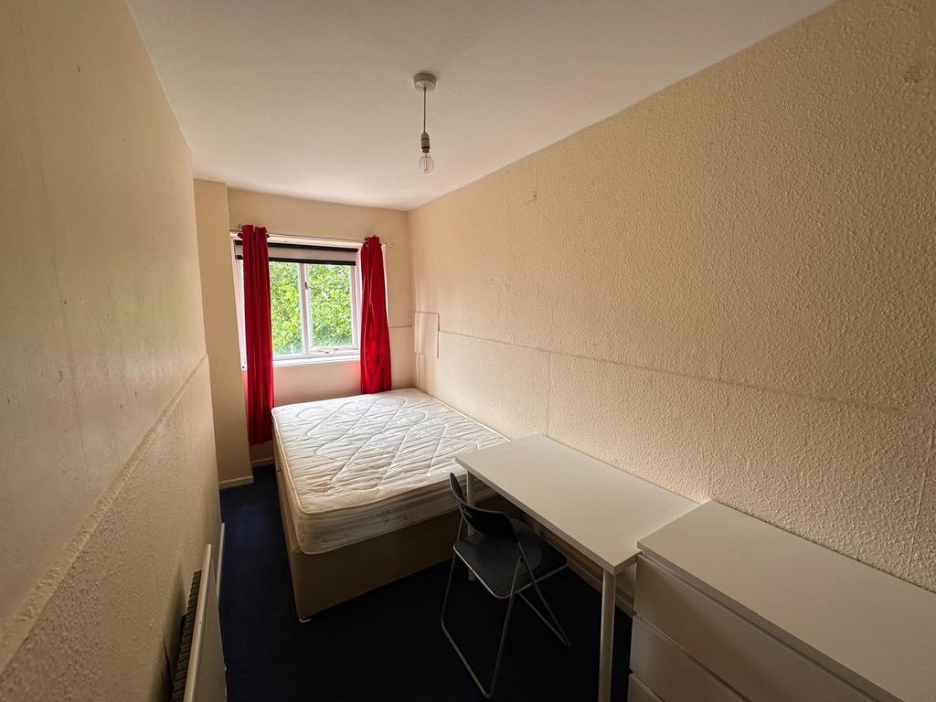 Neat single bedroom with a double bed, desk and...