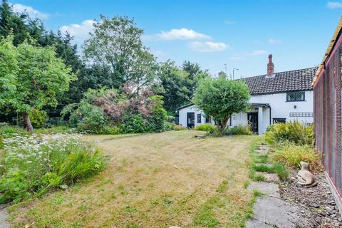 3 bedroom cottage for sale, High Road, Toton