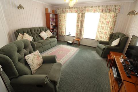 3 bedroom detached bungalow for sale, Park Avenue, Rushden NN10