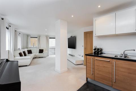 2 bedroom flat for sale, Trafalgar Gardens, Crawley RH10