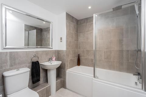 2 bedroom flat for sale, Trafalgar Gardens, Crawley RH10