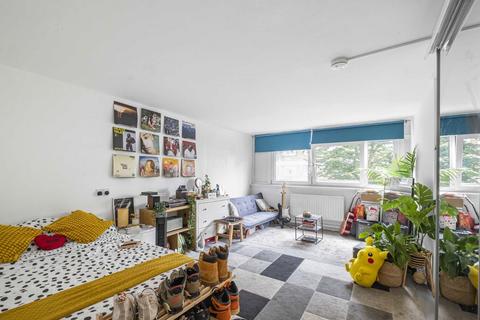 Studio to rent, Flaxman Road, London SE5