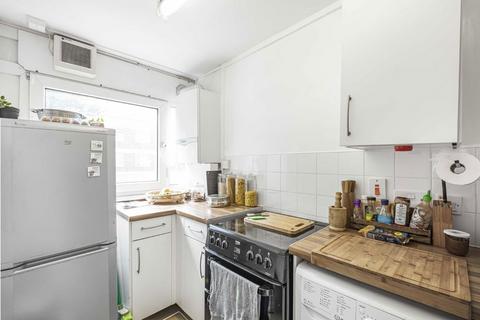 Studio to rent, Flaxman Road, London SE5