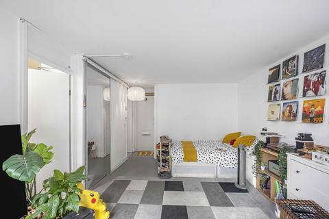Studio to rent, Flaxman Road, London SE5