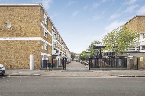 Studio to rent, Flaxman Road, London SE5