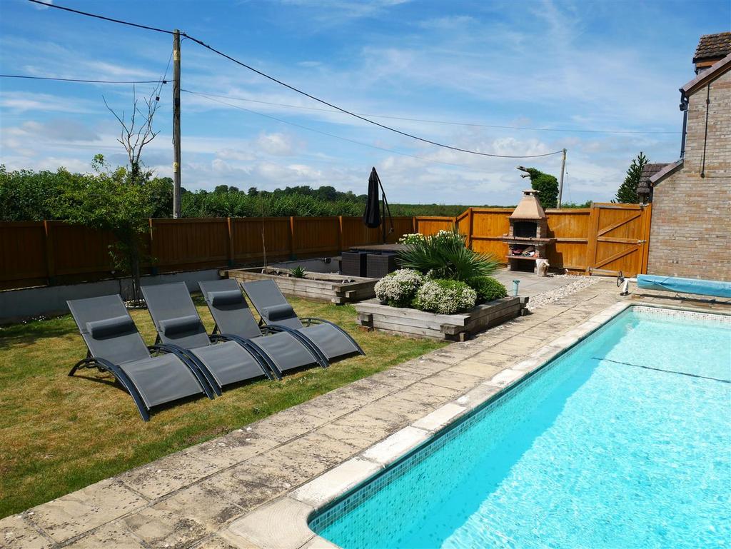 GARDENS &amp; SWIMMING POOL