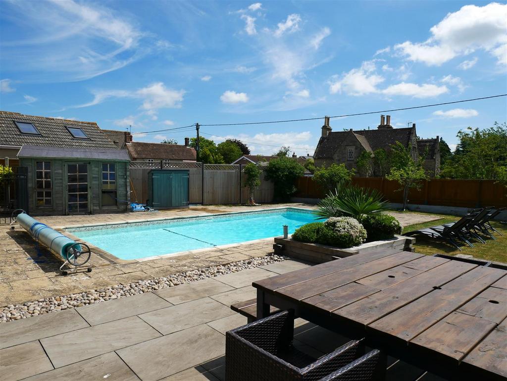 GARDENS &amp; SWIMMING POOL