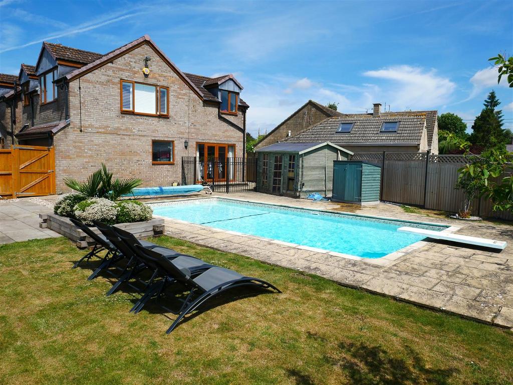 GARDENS &amp; SWIMMING POOL