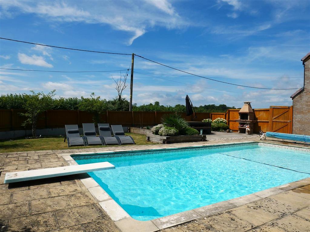 GARDENS &amp; SWIMMING POOL