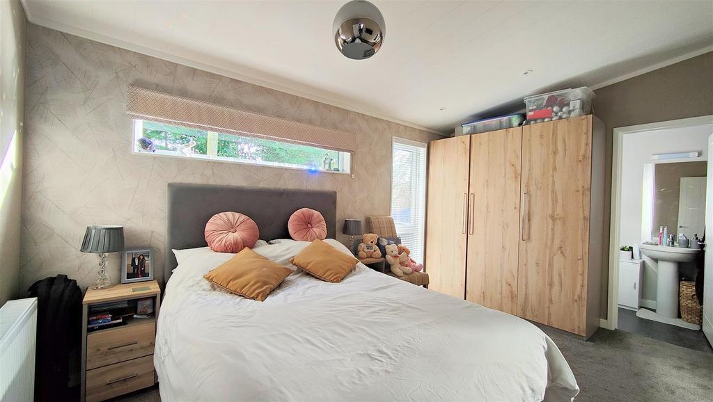Bed 1.jpg