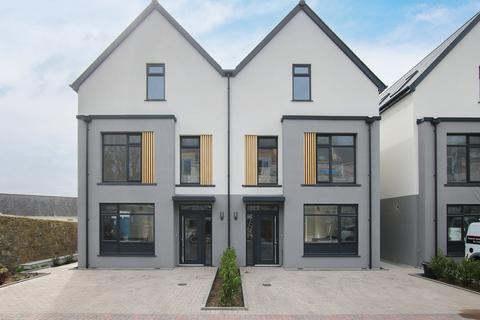 Les Bas Courtils Road, St Sampson's, Guernsey, GY2
