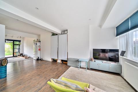 undefined, Gainsborough Gardens, Edgware, Greater London. HA8 5TB